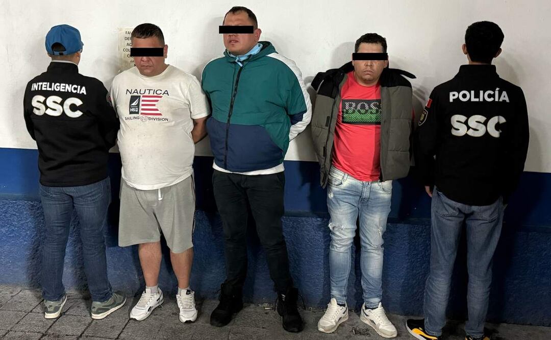 Detienen en la alcaldía Cuauhtémoc a Rogelio Reyes (centro) alias "El Chabelo", integrante de La Unión Tepito junto a otros dos cómplices (22/02/2025). Foto: Especial