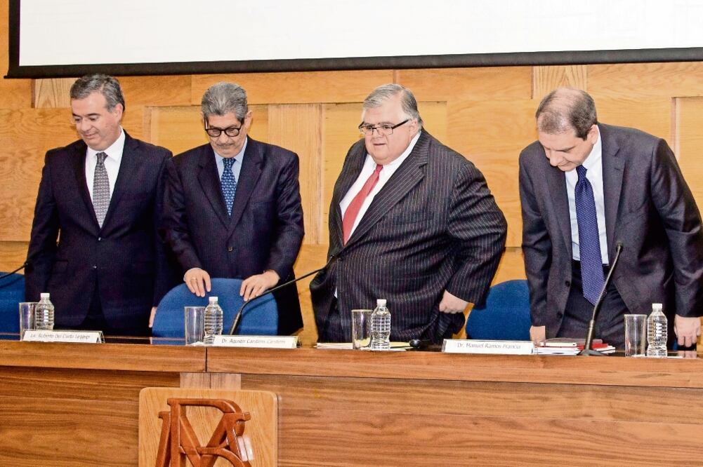 Los subgobernadores Alejandro Díaz de León, Roberto del Cueto y Manuel Ramos Francia, flanquean al gobernador del Banco de México, Agustín Carstens, ayer durante la presentación del informe trimestral de la institución (JENIFER NAVA. EL UNIVERSAL)