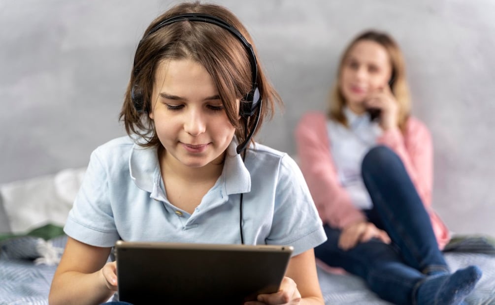 AT&T promueve cuidado digital para prevenir riesgos en niños y adolescentes. Imagen: Magnific