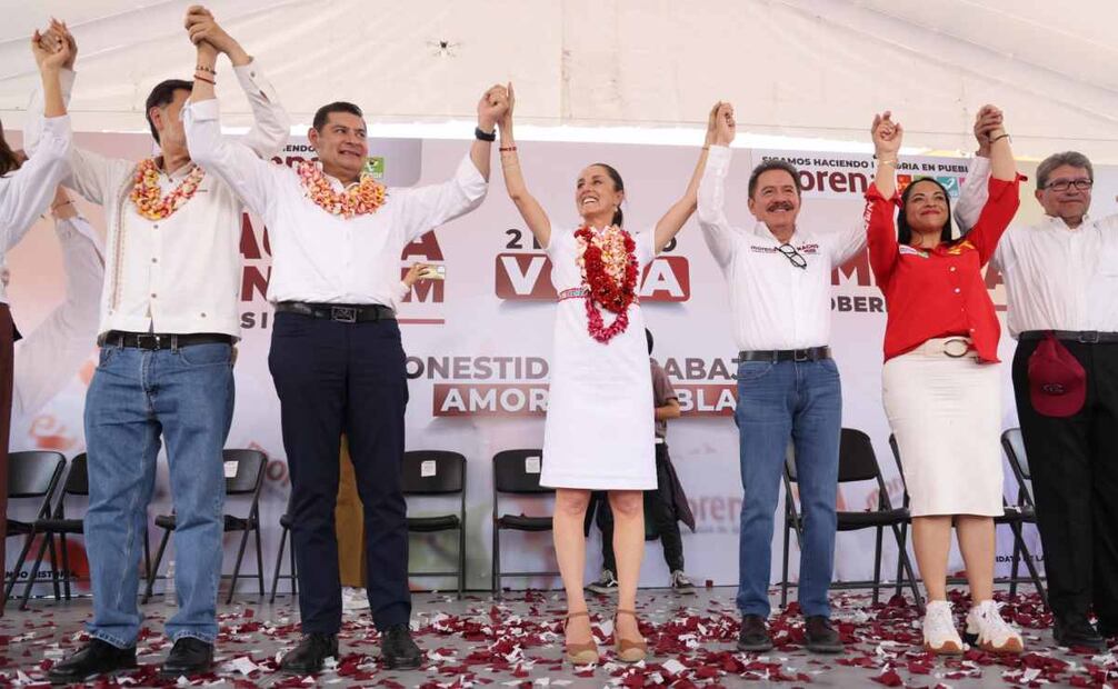 Eduardo Rivera Pérez, emitió primero un mensaje en redes sociales y, luego, encabezó un encuentro -según los organizadores- con 20 mil simpatizantes en la Plaza de la Victoria en la Angelópolis. Foto: Especial