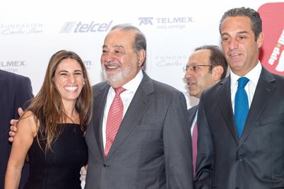 Slim busca mayor conectividad; va a regalar celulares