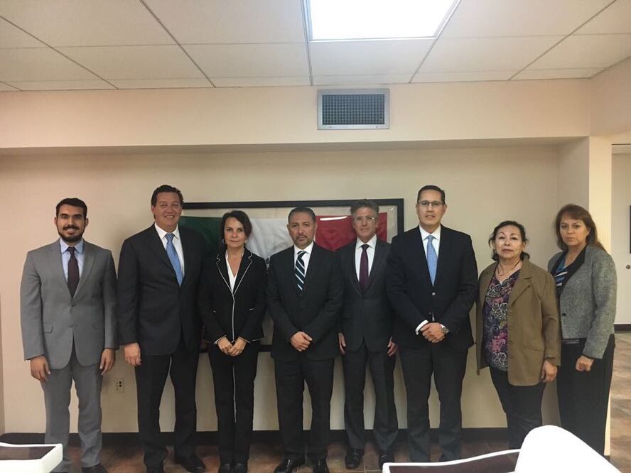 Abogados de Ruben Ramírez Cárdenas, Gregory kuikendal, cónsul general Óscar Rodríguez Cabrera, director general de protección a mexicanos en el exterior Jacob Prado y Susana Guerra, directora de atención (ESPECIAL)