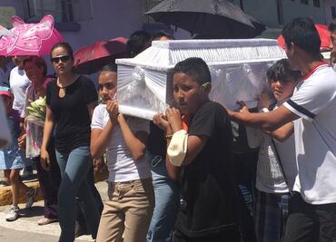 Niño carga ataúd de su hermana que murió atropellada en Tlalnepantla