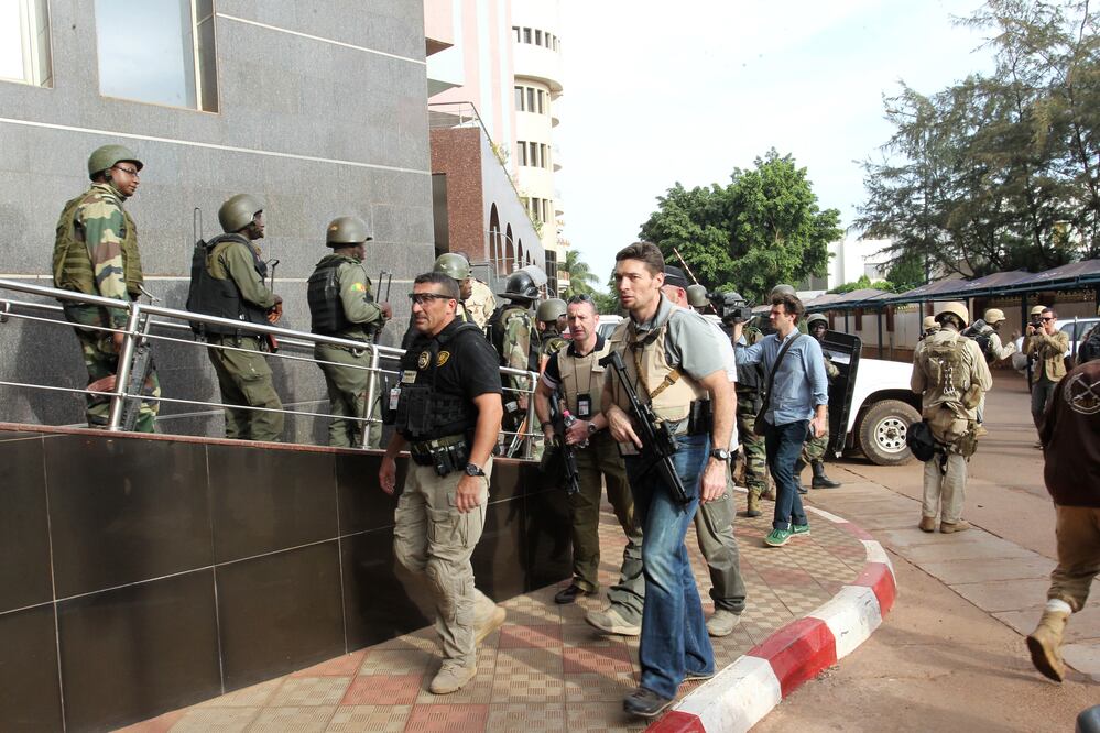 Personal militar francés y maliense permanece frente al hotel Radisson Blu, en Bamako (XINHUA)