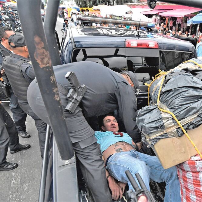 Los policías arrestaron a tres hombres y una mujer; se les aseguró el enervante, una báscula y un arma larga. Foto: FOTOS: ALAN RODRÍGUEZ. EL UNIVERSAL