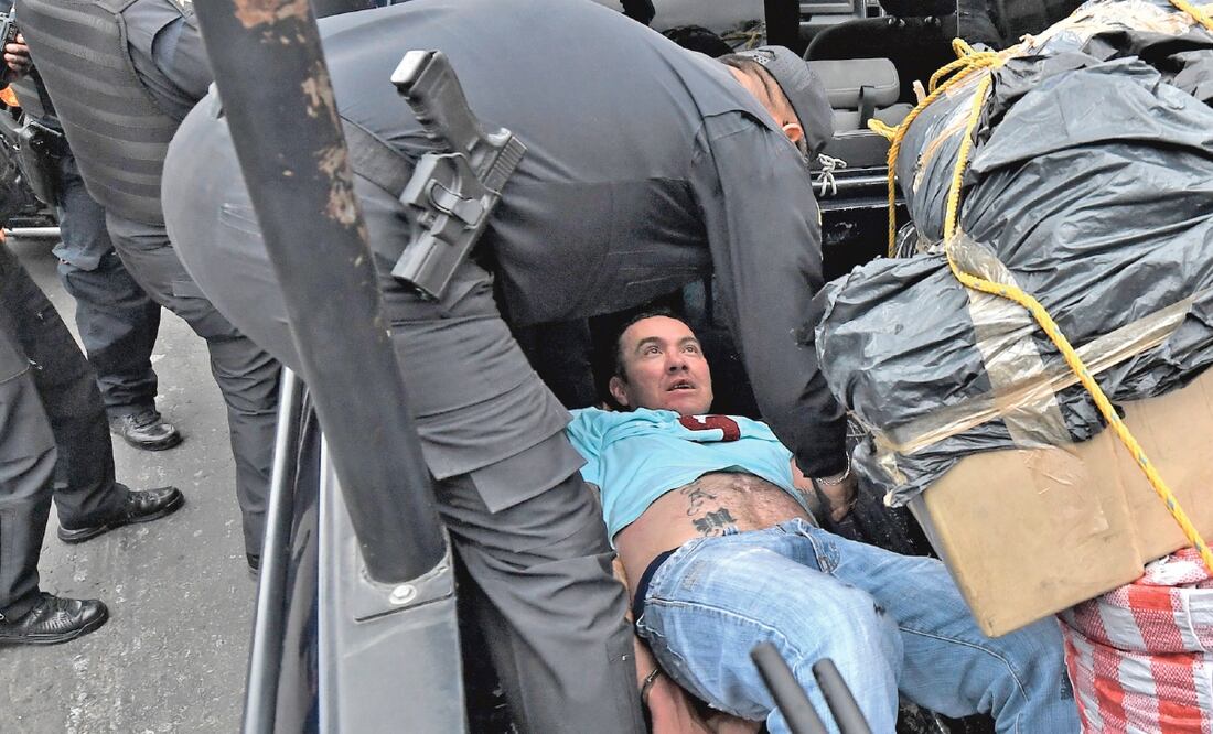 Los policías arrestaron a tres hombres y una mujer; se les aseguró el enervante, una báscula y un arma larga. Foto: FOTOS: ALAN RODRÍGUEZ. EL UNIVERSAL