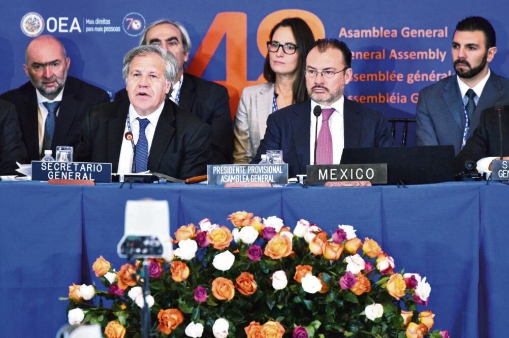 El secretario general de la OEA, Luis Almagro (segundo de izq. a der.), y el secretario de Relaciones Exteriores de México, Luis Videgaray (tercero de izq. a der.), ayer en Washington. Foto: MANDEL NGAN. AFP