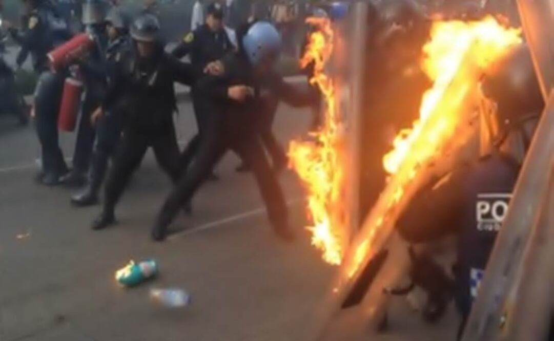 Grenadiers and protesters faced off before the Hemicycle to Juárez. (Photo: Julián Sánchez / EL UNIVERSAL )