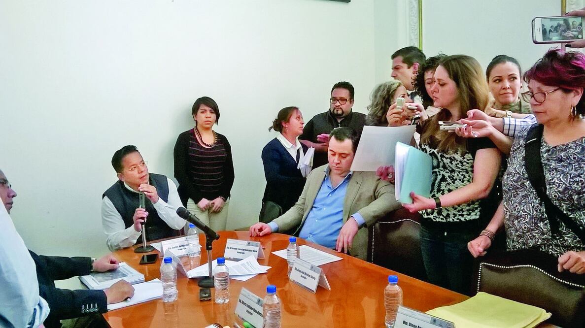 Vecinos irrumpieron ayer en la sesión de la Comisión de Desarrollo e Infraestructura Urbana de la ALDF, que preside Carlos Hernández (PRD) (DIANA VILLAVICENCIO / EL UNIVERSAL)