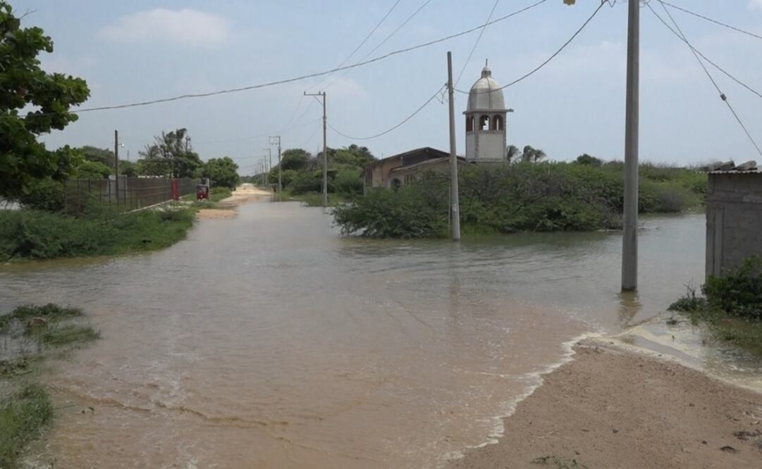 San Mateo del Mar lleva tres días bajo el agua por el avance del Océano Pacífico en Oaxaca  (17/09/2025). Foto: Especial