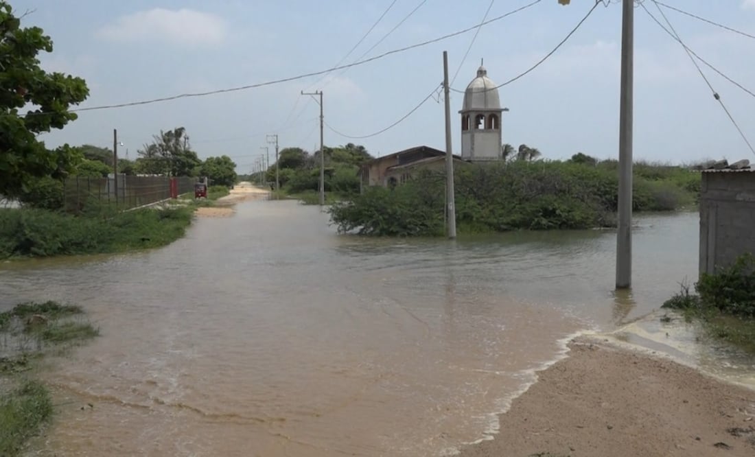 San Mateo del Mar lleva tres días bajo el agua por el avance del Océano Pacífico en Oaxaca (17/09/2025). Foto: Especial