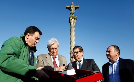 Mario Vargas Llosa recorre un tramo del Camino de Santiago