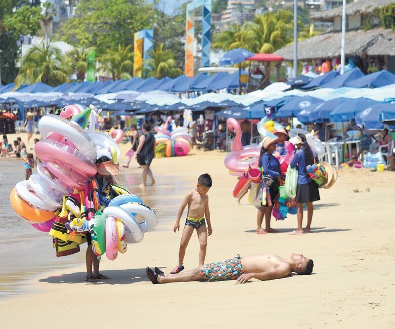 Aun cuando la afluencia de turistas bajó un poco debido a la emergencia por el coronavirus, en Acapulco algunas personas decidieron ir a las playas. Los hoteleros y comerciantes no se niegan a cerrar sus negocios. Foto: SALVADOR CISNEROS. EL UNIVERSAL