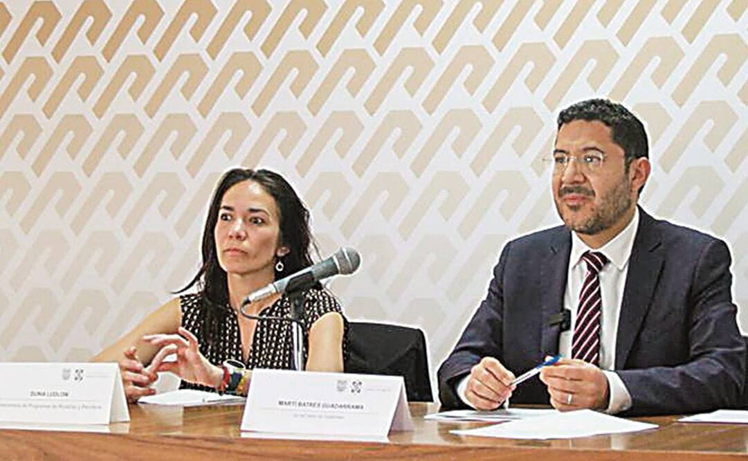 La subsecretaria de Reordenamiento, Dunia Ludlow, y el secretario de Gobierno, Martí Batres.Foto:Especial