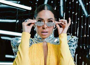 Galilea Montijo sorprende con atrevido minivestido y medias rojas