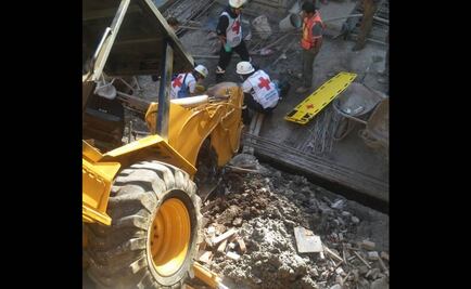 Cae retroexcavadora en obra de Polanco; hay un herido