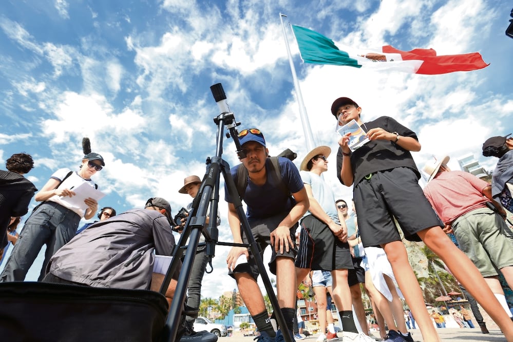 Miles de personas se dan cita en el malecón de Mazatlán para el que será uno de los eventos astronómicos del siglo Foto: Gabriel Pano / EL Universal