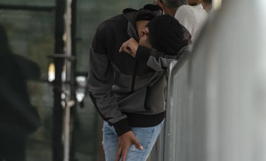 Un migrante espera en el Puerto de Entrada Internacional Gateway bajo custodia de la Oficina de Aduanas y Protección Fronteriza de Estados Unidos. Foto: AP