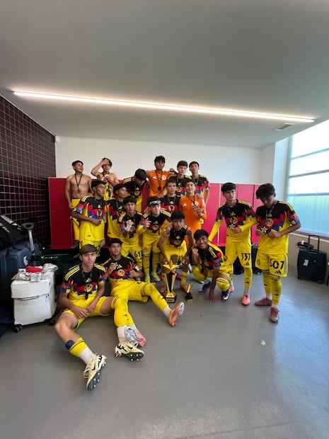 Jugadores del América Sub 14 celebran campeonato en España / Foto: Cortesía