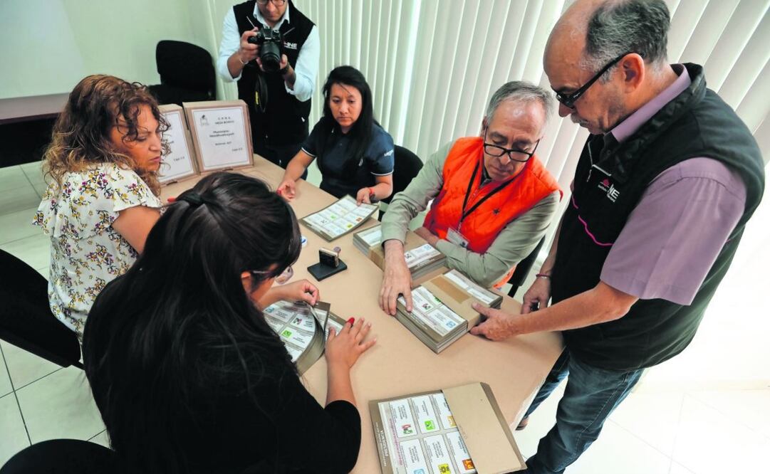 Autoridades del INE en el Estado de México recibieron 5 mil 600 boletas para el voto anticipado en penales de esa entidad. Foto: Jorge Alvarado