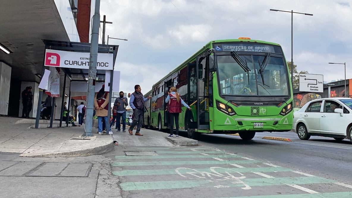 Los usuarios de la RTP deben cruzar la ciclovía y estar atentos al paso de las bicicletas al subir o descender de los camiones. Foto: Alberto González | El Universal