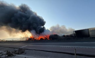 Choque e incendio de tres vehículos de carga provoca cierre total de la autopista Arco Norte; no se reportan lesionados 