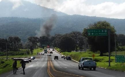 Normalistas queman autos en carretera de Michoacán
