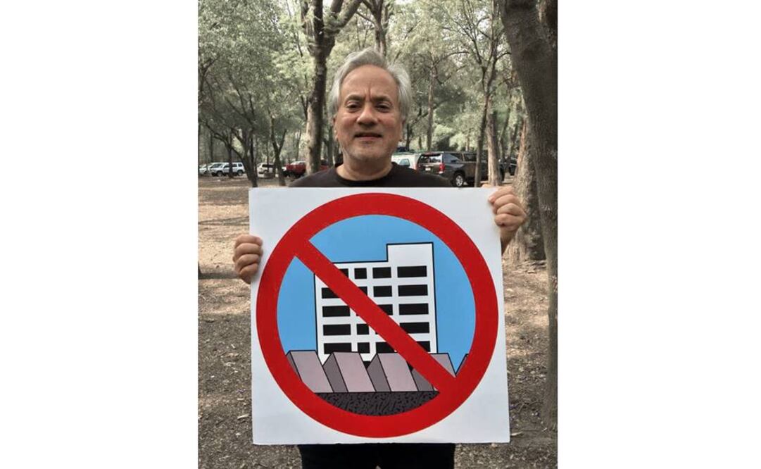 Se difundió una imagen del creador indio sosteniendo el cartel del movimiento en defensa del Espacio Escultórico. (FOTO: Salvemos el Espacio Escultórico)