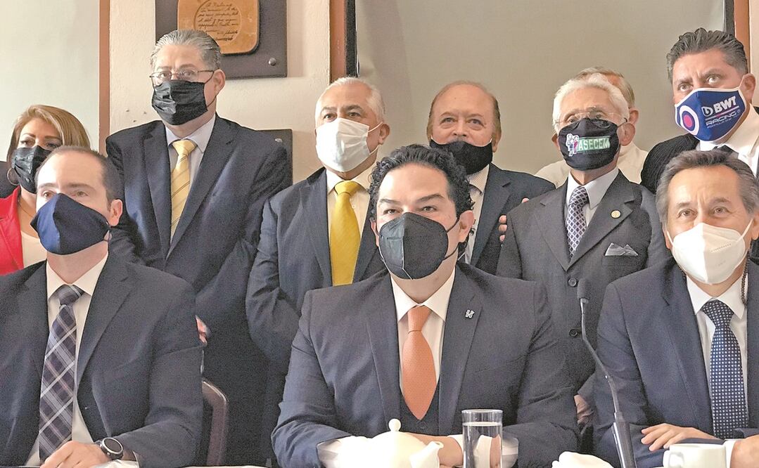 Rodrigo Martínez (izq.), secretario de Seguridad, y Enrique Vargas (centro), edil de Huixquilucan, se reunieron con empresarios, quienes pidieron erradicar la corrupción de los elementos. Foto: REBECA JIMÉNEZ. EL UNIVERSAL