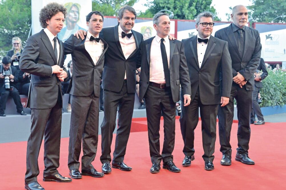 Al llegar a la alfombra roja de la ceremonia de premiación, el equipo de Desde allá ya presentía que ganaría algún premio (JOEL RYAN.INVISION.AP)