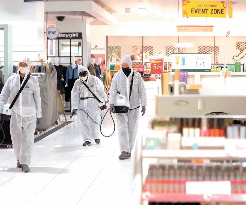 Trabajadores de Seúl desinfectan un centro comercial. La República de Corea confirmó 476 casos más de Covid-19. Foto: XINHUA