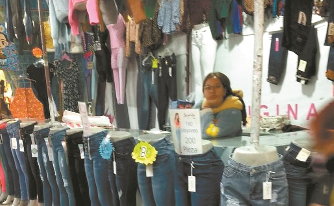 En la Terminal de Autobuses de Toluca se instalaron puestos semifijos que ofrecieron descuentos por el Buen Fin. Foto: ESPECIAL