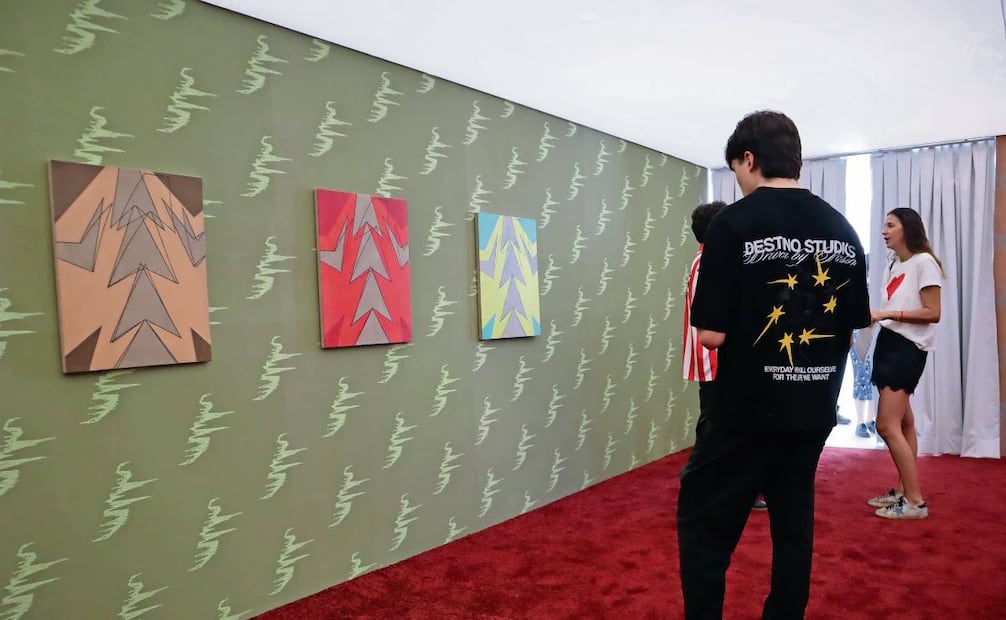 Mario García Torres creó una serie de pinturas, papel tapiz y arte textil
inspirado en el icónico uniforme de portero de Jorge Campos. Foto: Museo de Arte de Zapopan (MAZ)