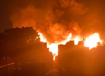 Cientos de elementos combaten el incendio en bodegas de la Central de Abasto: Sheinbaum