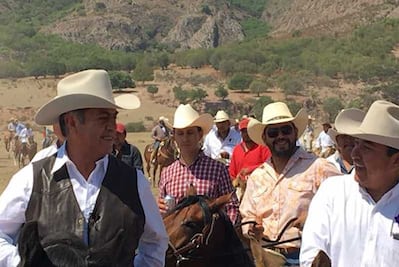 Arma “El Bronco” cabalgata en Durango