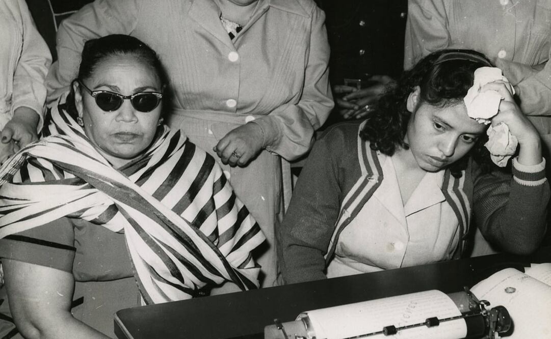 A la derecha, usando lentes oscuros, Lola "La Chata". Foto: Fototeca El Universal
