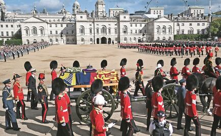 La reina Isabel II sale por última vez de Buckingham