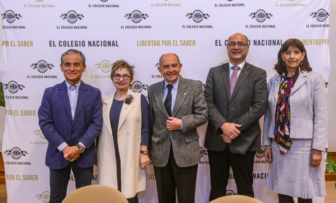 Felipe Leal (izq.), Concepción Company, Luis Fernando Lara (centro), Leonardo López Luján y Teresa Vicencio (der.), organizadores del encuentro, durante la conferencia de prensa. Foto: de Áxel Sánchez. El Universal