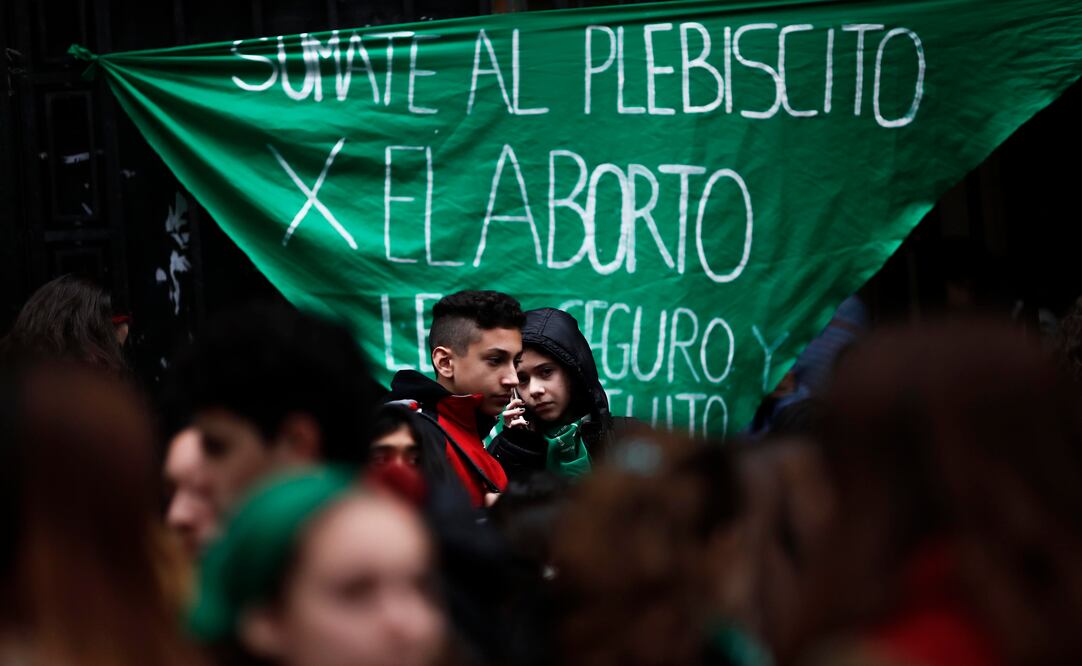Estudiantes en Argentina tomaron escuelas de Buenos Aires en apoyo al proyecto de despenalización del aborto que se debate en la Cámara de Diputados. (FOTO: EFE)