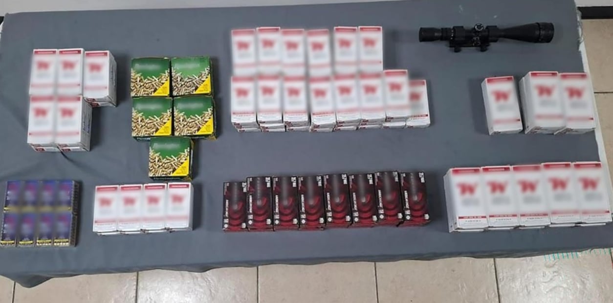 Arresto de chofer de un tractocamión, y decomiso de 7 mil 425 cartuchos útiles y una mira telescópica para armas de fuego. Foto: Especial