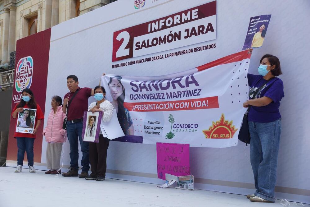 Familiares de la activista Sandra Domínguez, protestan durante el informe del gobernador de Oaxaca, Salomón Jara. (Foto: Edwin Hernández)