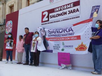 Familiares de Sandra Domínguez protestan durante segundo informe del gobernador de Oaxaca; exigen su aparición con vida