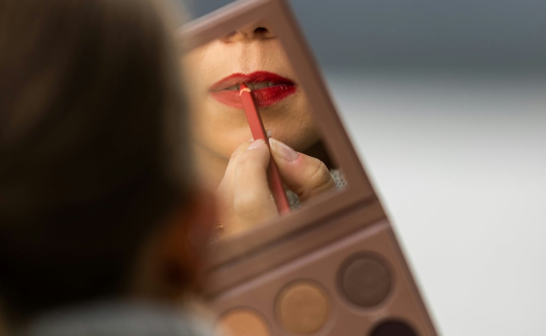 Estos errores de maquillaje te están sumando años. Foto: Freepik