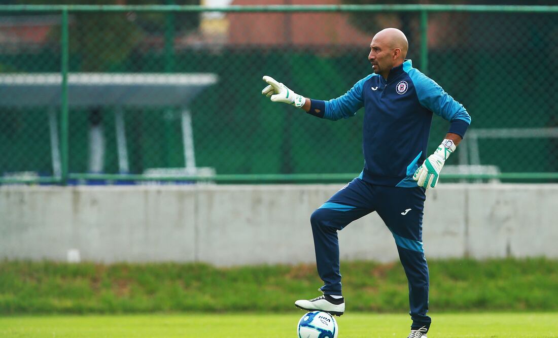 Oscar "Conejo" Pérez en un entrenamiento celeste    Foto: Imago 7