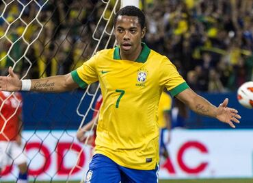 Club chino pelearía con Gallos el fichaje de Robinho