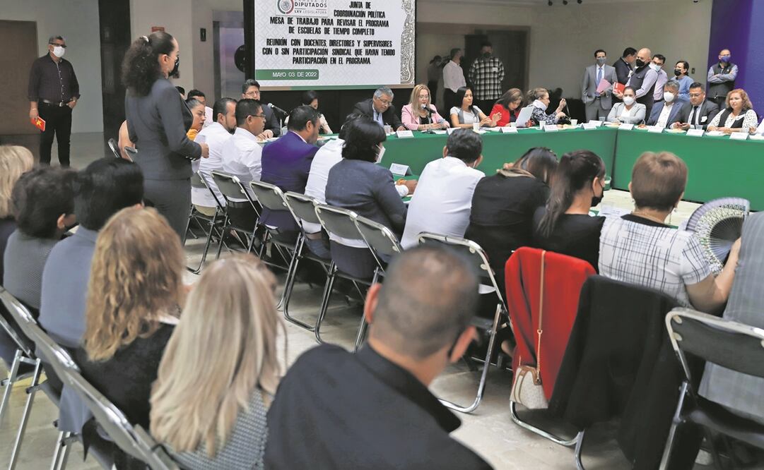 La mesa de trabajo en la Comisión de Educación, donde maestros pidieron restablecer el PETC.