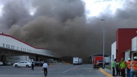 Evacuan a 2 mil trabajadores por incendio en planta de LG en Apodaca