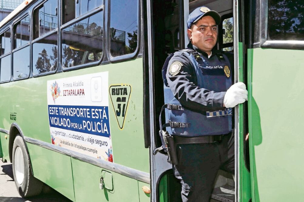 Los policías auxiliares desplegados en la alcaldía acompañan a los usuarios durante todo el recorrido, para inhibir el robo en el transporte público. (AGUSTÍN SALINAS. EL UNIVERSAL)