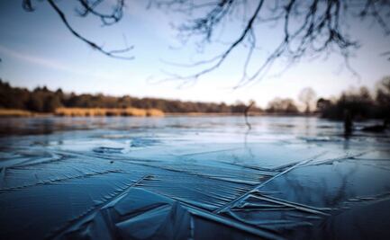 Rescatan a cuatro niños que habían caído a un lago helado en Inglaterra; sufrieron un paro cardiaco