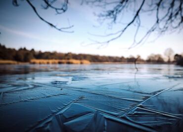 Rescatan a cuatro niños que habían caído a un lago helado en Inglaterra; sufrieron un paro cardiaco